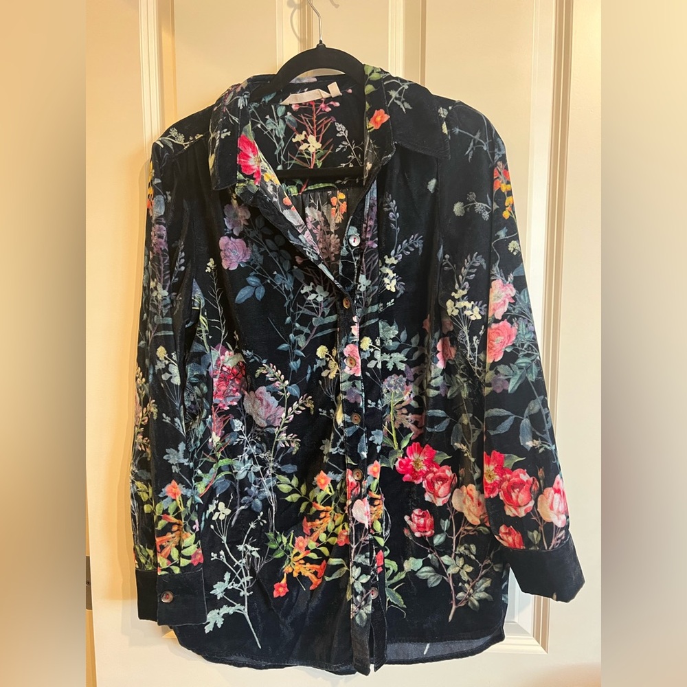 Soft surroundings velvet button up shirt in a floral print. Size large,